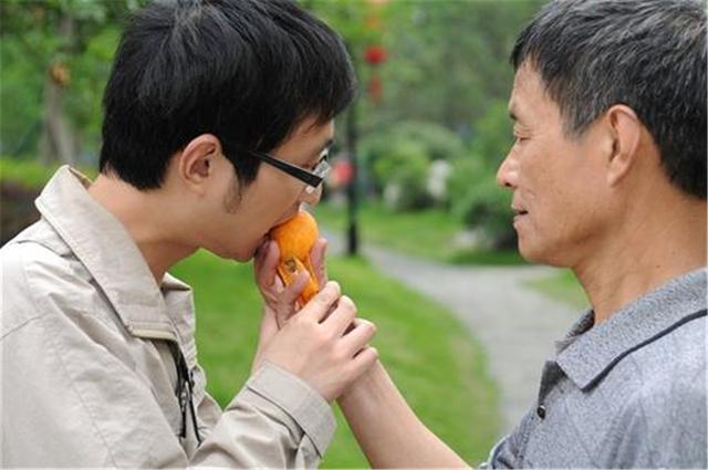 父亲在许多人心目中的形象都是威严高大的,他们并不善于