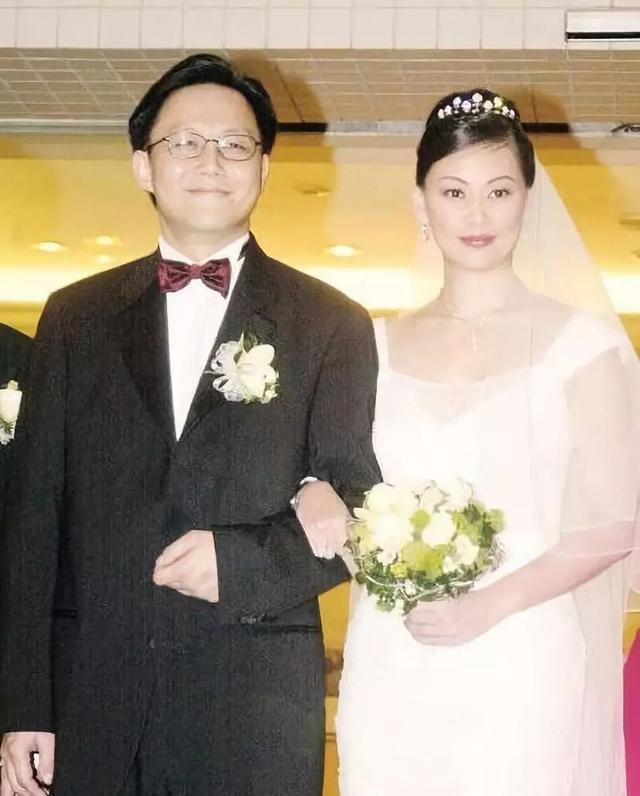 "星二代"王馨平:24岁一曲成名,32岁闪婚圈外人,51岁仍是玉女模样