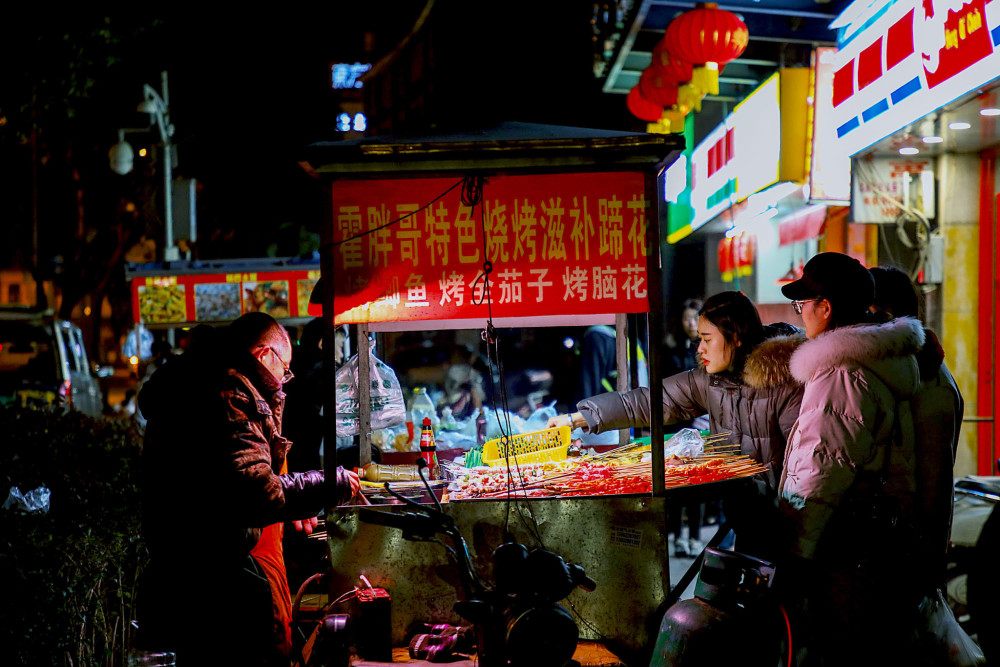 成都开放地摊经济后被赞最具人间烟火气很多城市在复制