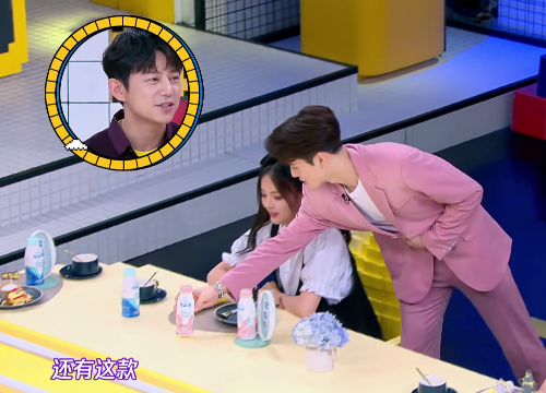 王嘉尔给杨超越送酸奶时,有谁注意对方反应?刚退团就不要包袱了
