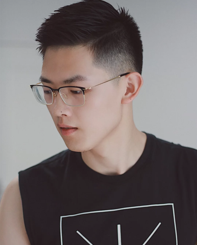 这种稍长一点的发型,后区头顶部的头发也要保留一定的长度,避免推的