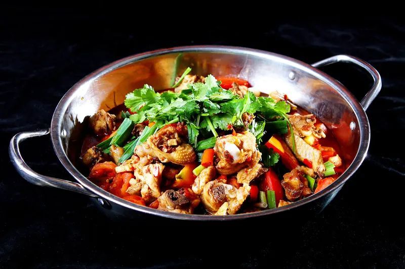 【干锅番茄鸡】主料嫩仔鸡:600;番茄:100;白萝卜:150辅料胡椒:适量;姜