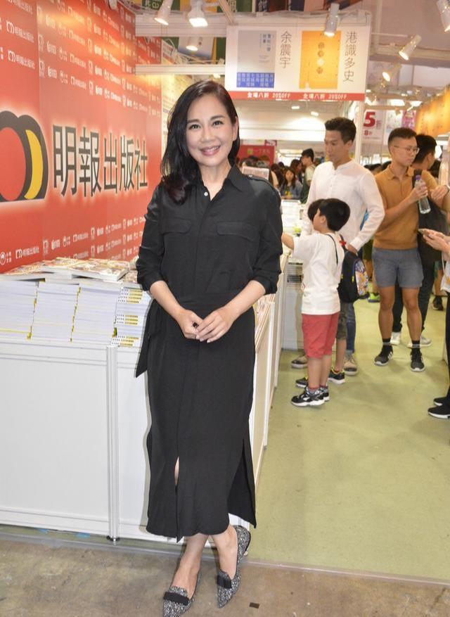 陈松伶不愧是冻龄女神,穿黑色连体裤优雅美丽,看不出49岁
