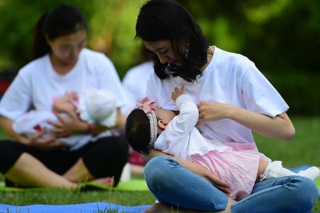 宝宝一边吃母乳,一边用手推妈妈,专家:宝宝有比吃奶更多的需要