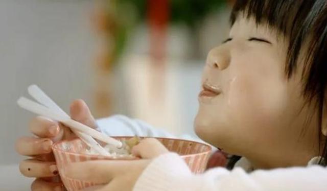 长大后没本事的娃,吃饭时多半会有"3种动作",第一种就让人烦