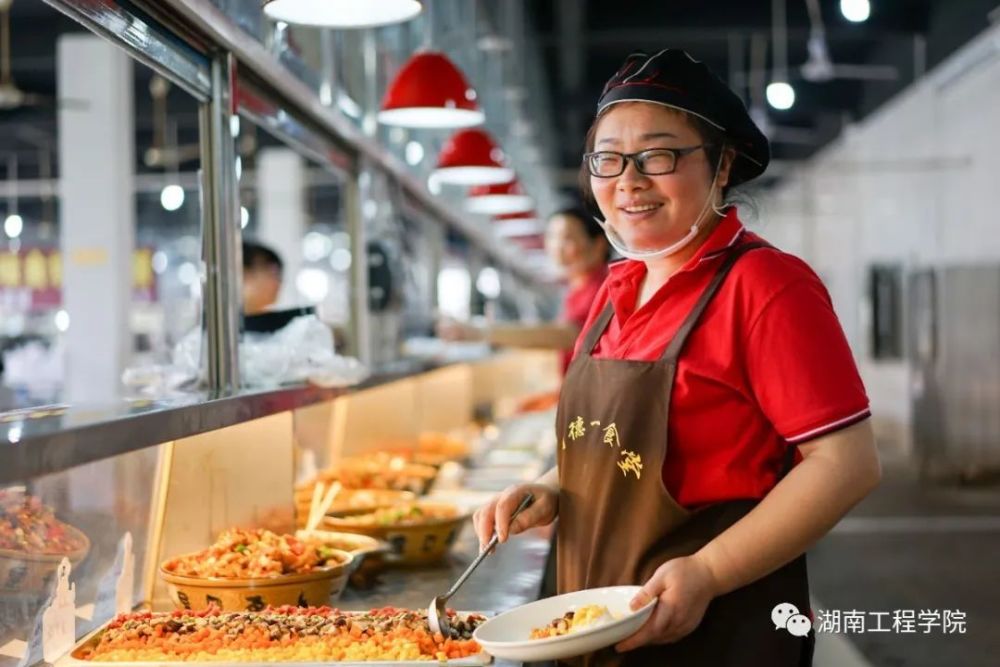 食堂阿姨的微笑是那麼真誠,樸素教官們也不過是大二或大三的同學們不