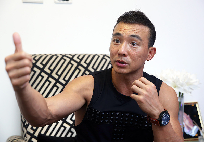 奶爸刘畊宏健身课分享:3个动作,帮你强化胸肌,增进亲子感情_腾讯新闻