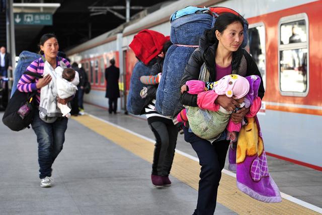 高铁上母亲睡着"紧拽"俩娃照片被疯传:为母则刚,让人感动不已