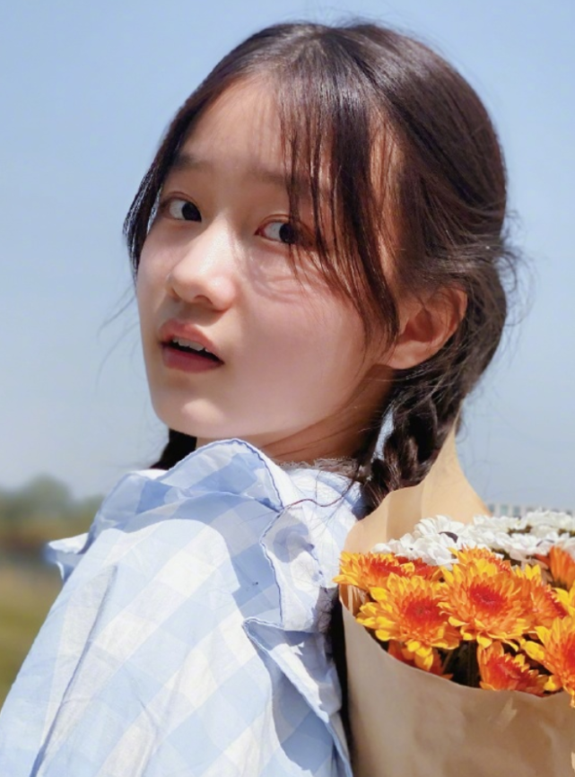 赵薇"女儿"偷偷长大,原以为一直眉清目秀,哪知近照美到不敢认