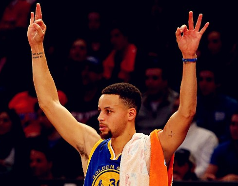 当库里投射的时候,你会看到他右臂二头肌上的"woe"纹身,这是"working