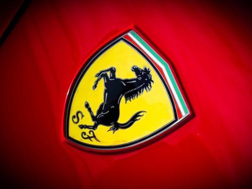 法拉利创始人为了纪念战友,所以把当时战机上的战马印在了自己的车上