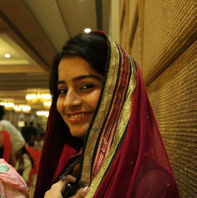 白种人不一定是白皮肤,为何印度人会被归类为白种人,美女还很多