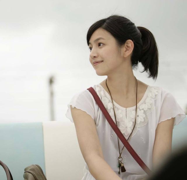 陈妍希晒素颜运动照,扎高马尾颜值飙升重返18岁