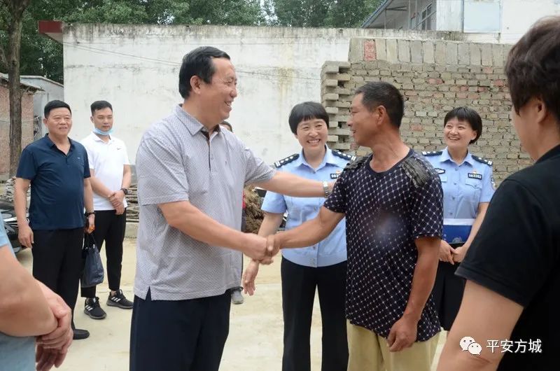 勇为基金会副理事长郑实军,秘书长郑献春在市公安局政治处主任常杰友