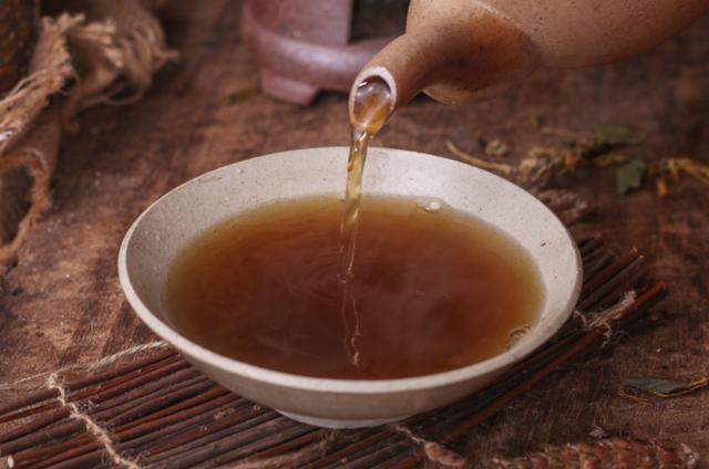 湿气太“重”，4种食物可要忌口了，不然口臭重，湿疹痒还伤身体