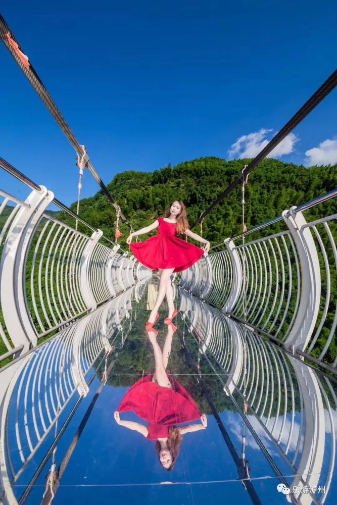 今天给大家推荐的就是赤水白云山景区,这里的5d玻璃栈道非常漂亮,拍照
