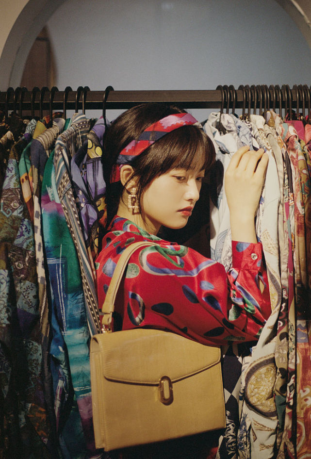 沈月戴发带穿衬衫变港味少女 托香腮露甜笑俏皮