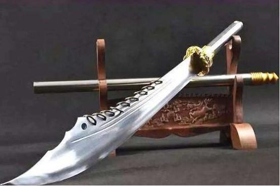 古时候的大刀为何要装上铁环?专家:刀上有九环,能躲多远躲多远