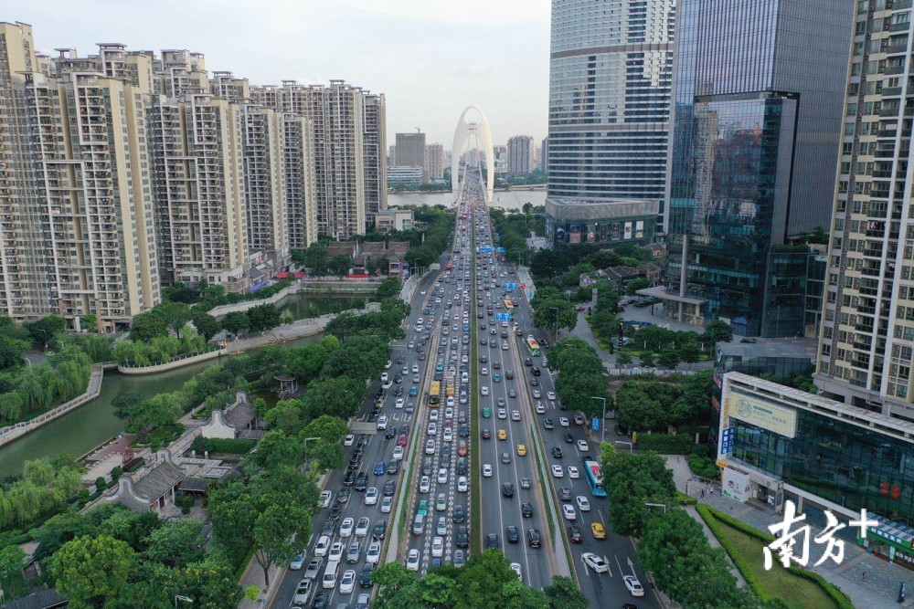 6月24日下午,端午小长假前夕遇上下班出行高峰,广州市多条主干道出现