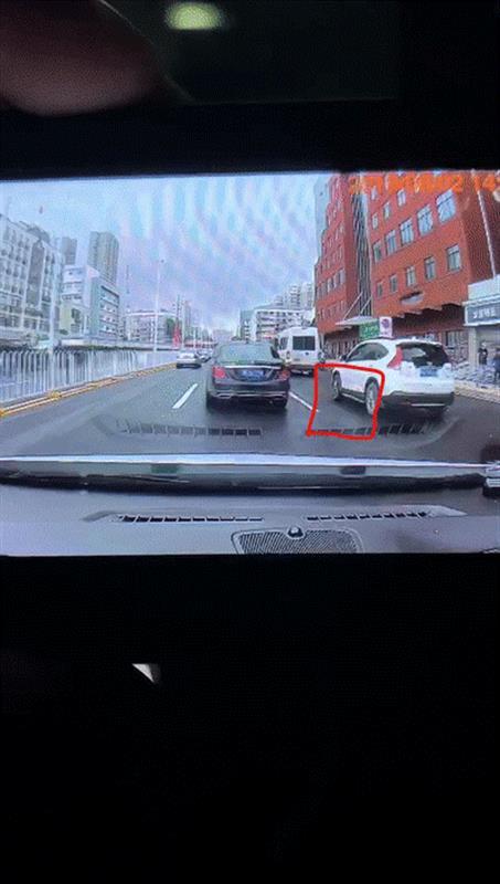 事發(fā)珞獅南路！男子車窗拋物 旁人勸阻反遭罵(圖1)