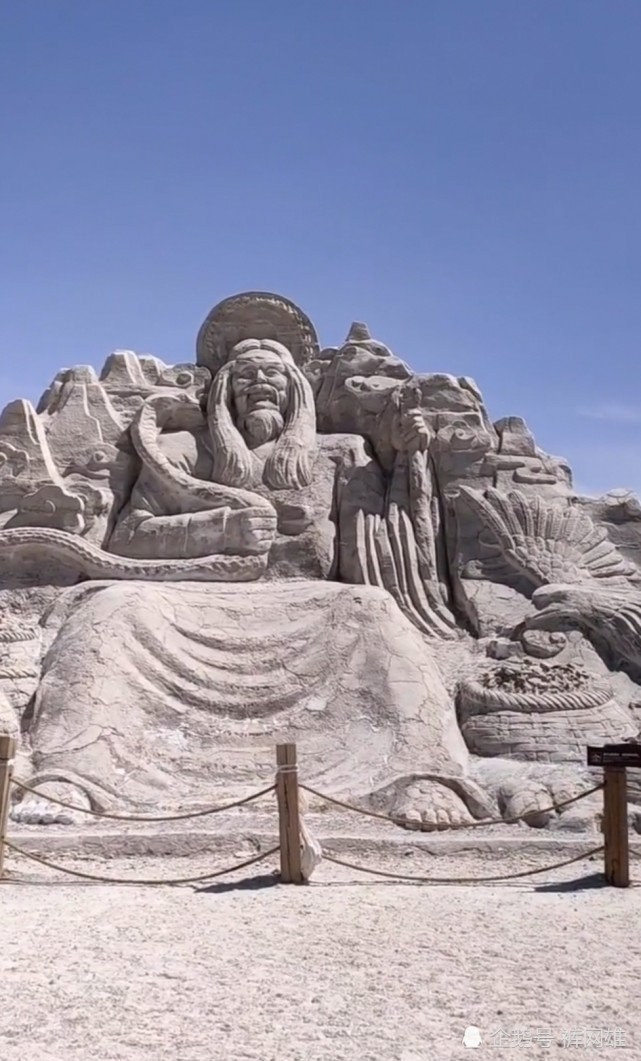 用4800吨青盐打造的盐雕形态万千