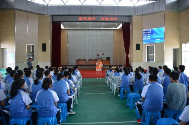 24日上午,壹心关爱家庭服务社联合中消创安教育在边城中学开展"粽享