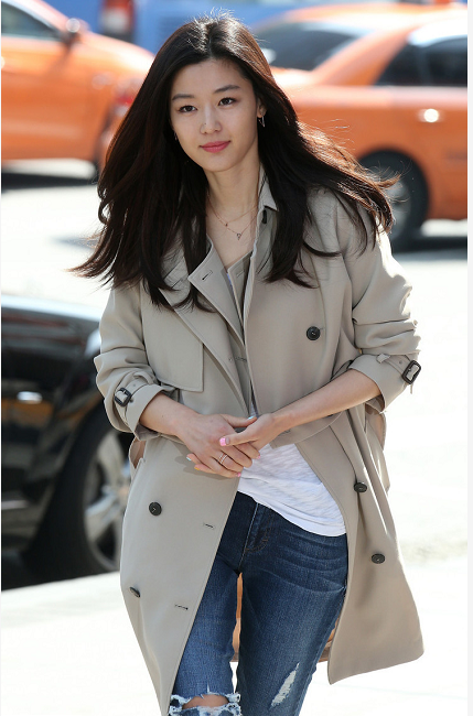 全智贤夏日私服穿搭真高级一件卡其色风衣搭牛仔裤气质出众