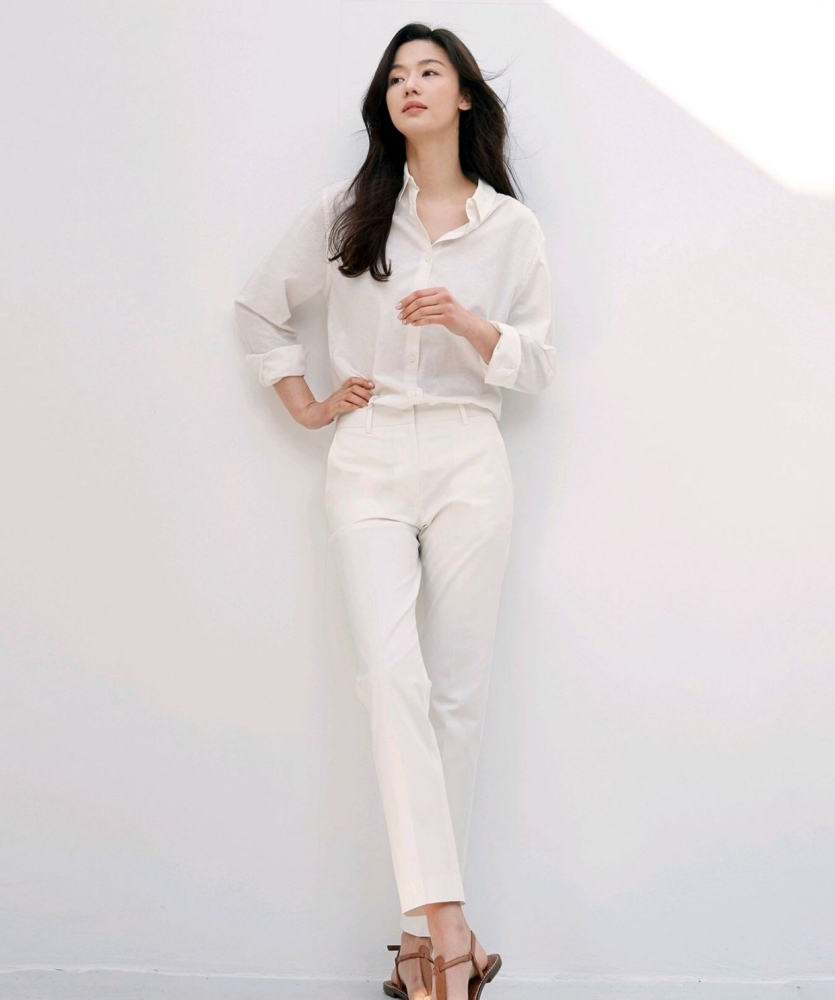 全智贤夏日私服穿搭真高级一件卡其色风衣搭牛仔裤气质出众