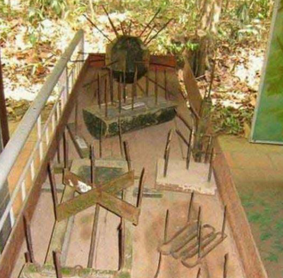 有的是做成滚轮状卡在房门后和大树之间,一旦开门就会触发陷阱,非死即