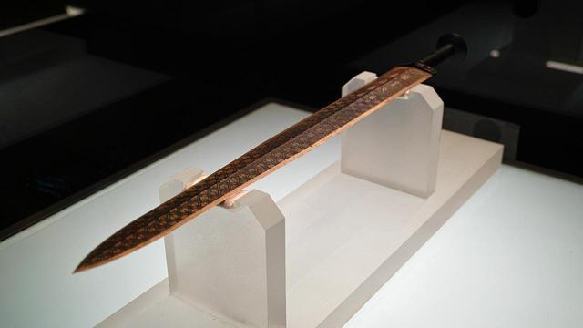 秦长剑,比普通青铜剑长出20厘米,背后是秦国规模化的兵工厂