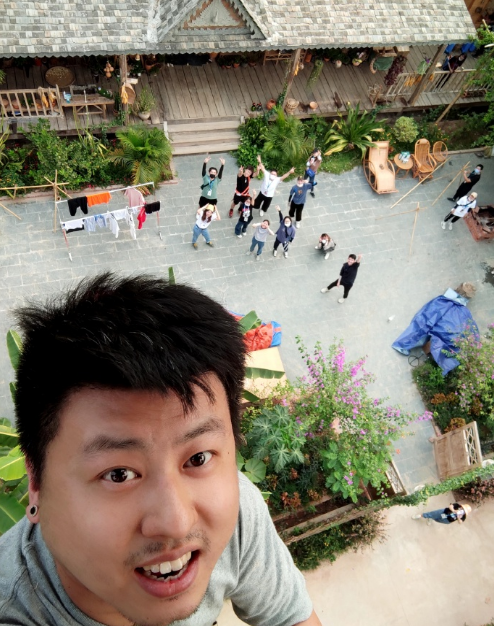 在节目播出后,节目导演张航希发了一组自己亲自爬椰子树上的照片,还配