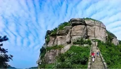 紅安天台山國家森林公園內,是紅安旅遊的核心景點之一,距武漢市120餘