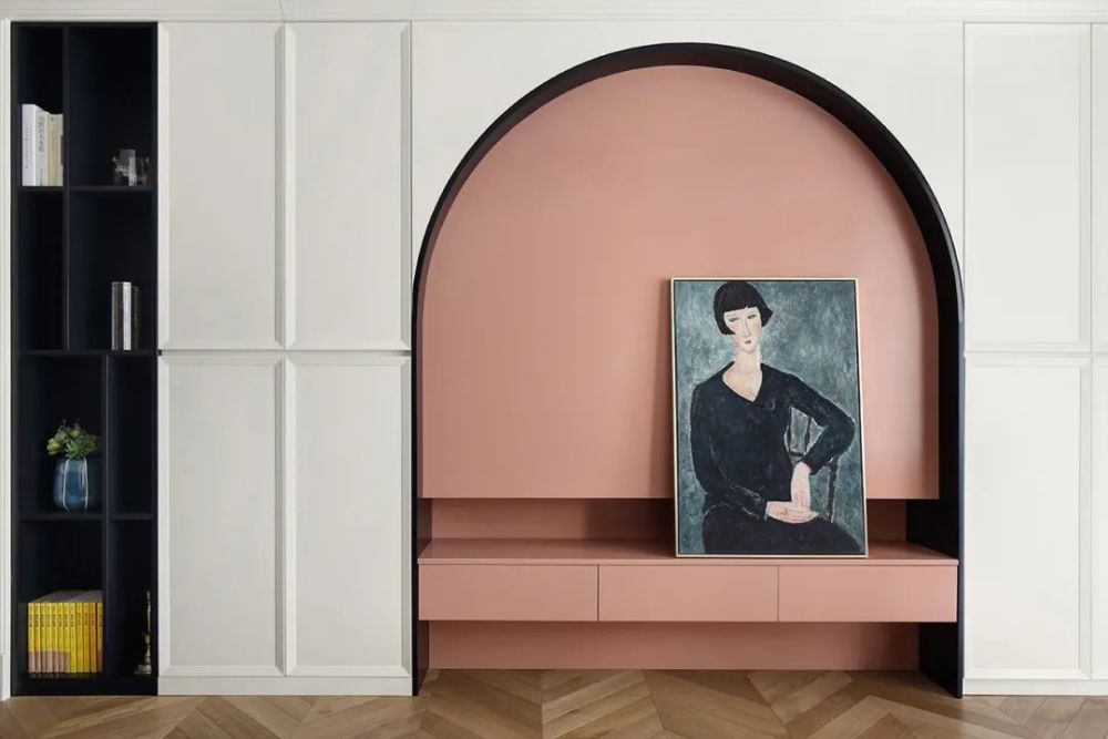 大面积白色嵌入带灰度的脏粉色,低饱和度中和了粉色的柔美质感,与经典