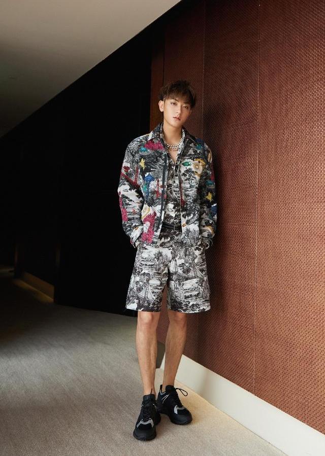 黄子韬与薇娅同框超酷!拼接款裤子穿成潮boy,新染发色更博眼球