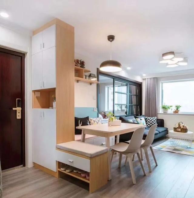 还能将这种半截柜设计成餐椅,换鞋凳和收纳柜三种功能的柜子