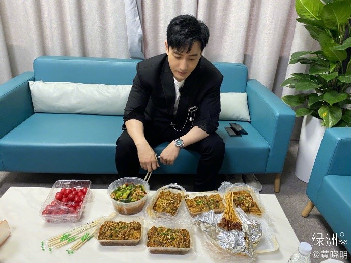 angelababy|baby晒冲浪视频又美又飒，与黄晓明小海绵一起乘风破浪