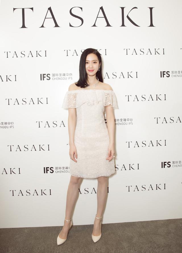 气质比颜值更重要?看看刘诗诗的天鹅颈,配上一字肩裙,太美了