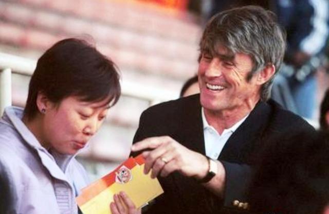 02世界杯前国足最帅俩男人走了,李明被夹道欢送,另一人原地消失