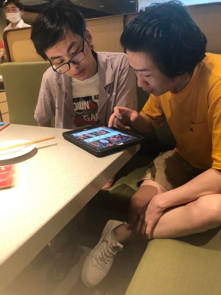 吕德华正常开播,手机后台却意外切屏!窗口弹出1画面,网友愣了