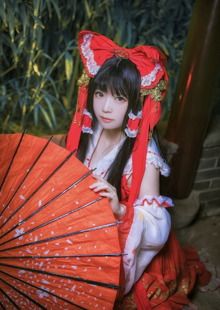 cos:东方project:带着神秘与魔法的博丽灵梦_腾讯新闻