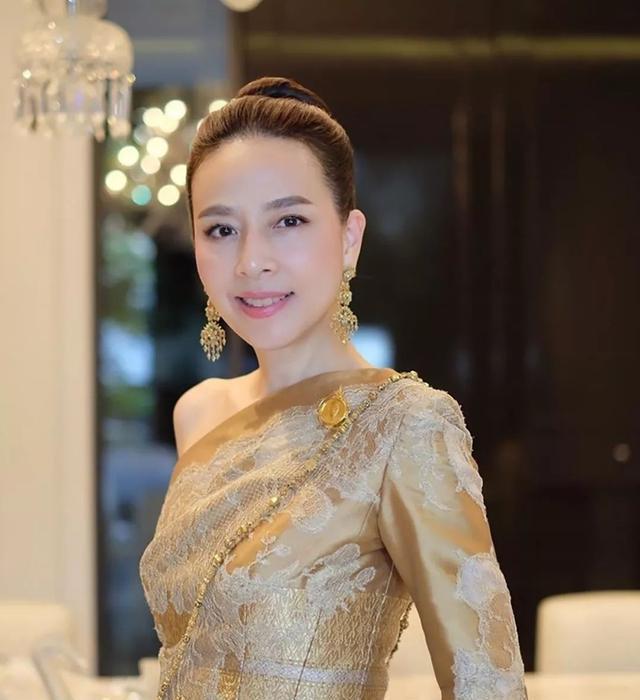 委屈的王后,苏提达阻止了泰王与伍伦盼,却无法阻挡丈夫找替代品