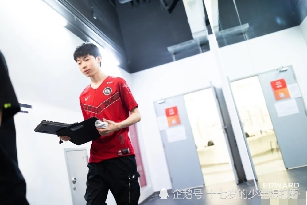 TES豪取五连胜，Hope选手直播中突然发病，阿布表示EDG没法打