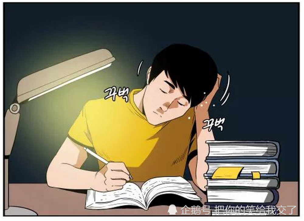 搞笑:男孩趴着读书容易睡着,考试全部不及格,这次不能打瞌睡