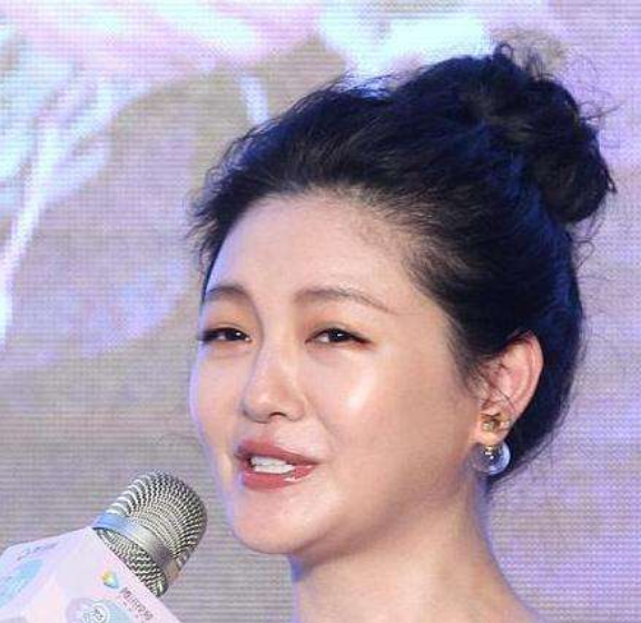 44岁大s最新动态曝光,胖的整个人大变样,连气质都截然不同