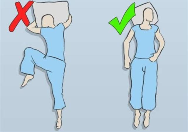 如果有问题的朋友习惯侧卧的睡眠姿势,应该尝试在两腿之间放一个枕头