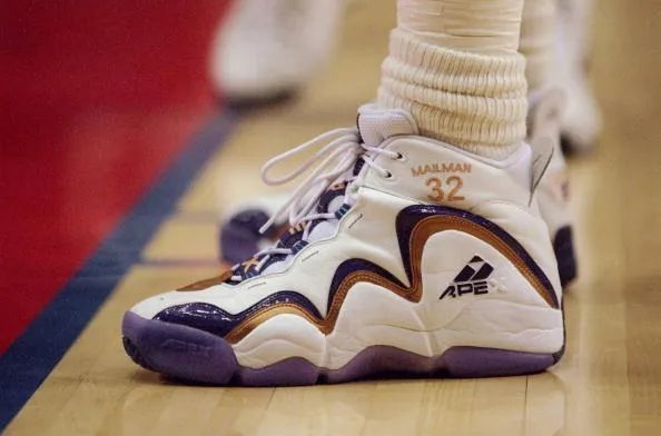 【涨知识】卡尔-马龙一个赛季只穿一双袜子?