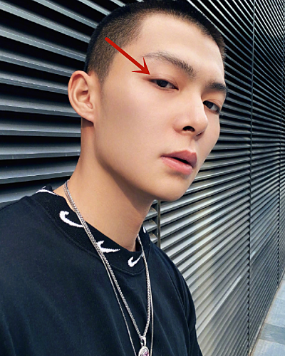 张铭恩开心晒自拍,却被"双眼皮痕迹"抢镜,原来男演员也整容?