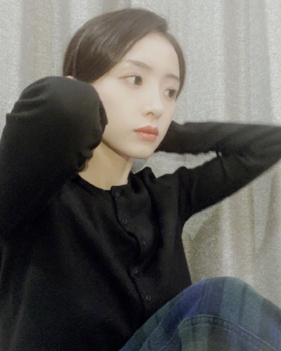 胡冰卿开心晒自拍,却被泛黄的牙齿抢镜,一点偶像包袱都没有