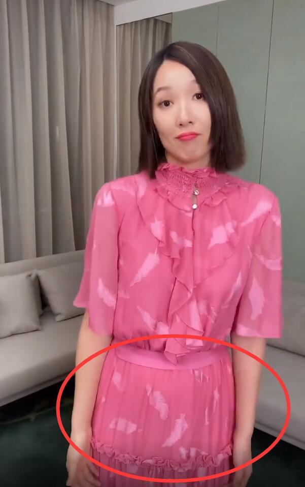 李亚男怀孕数月不显怀,王祖蓝挺"孕肚"出镜,用同一招讨老婆开心