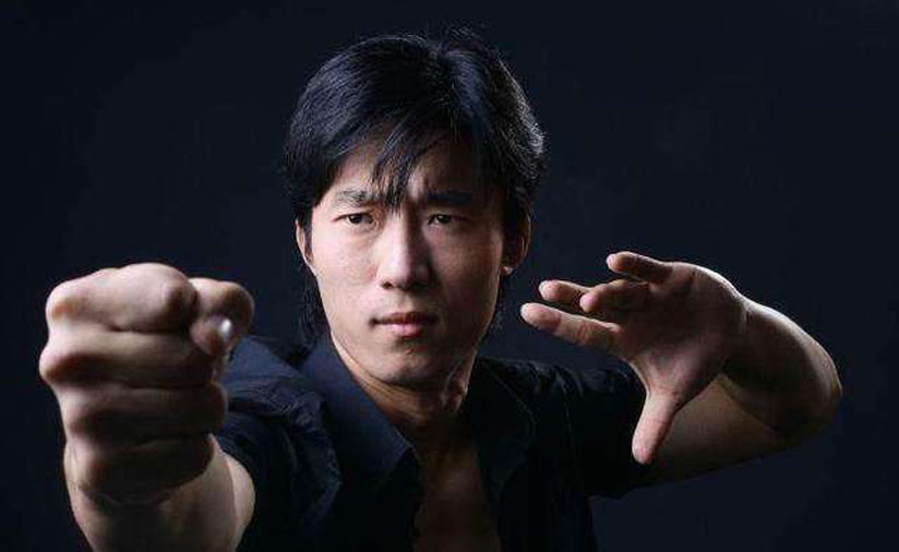 武痴岳松愤慨功夫片没落说我练了十几年功夫居然赶不上一个小鲜肉